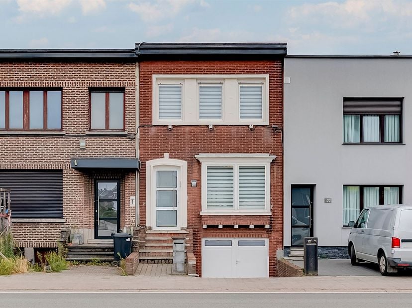 Dit huis te koop is gelegen aan de Autolei in Wommelgem. Vlakbij vind je winkels, scholen, openbaar vervoer en groene parken zoals Fort II. Belangrijk