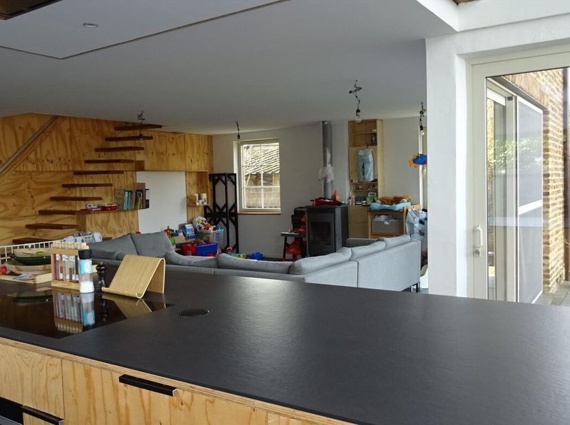 Beschikbaar vanaf 1/8/2026. U bereikt deze alleenstaande woning via een 30 m lange privatieve oprit. Via de inkom met inbouwkasten, komt u in de ruime