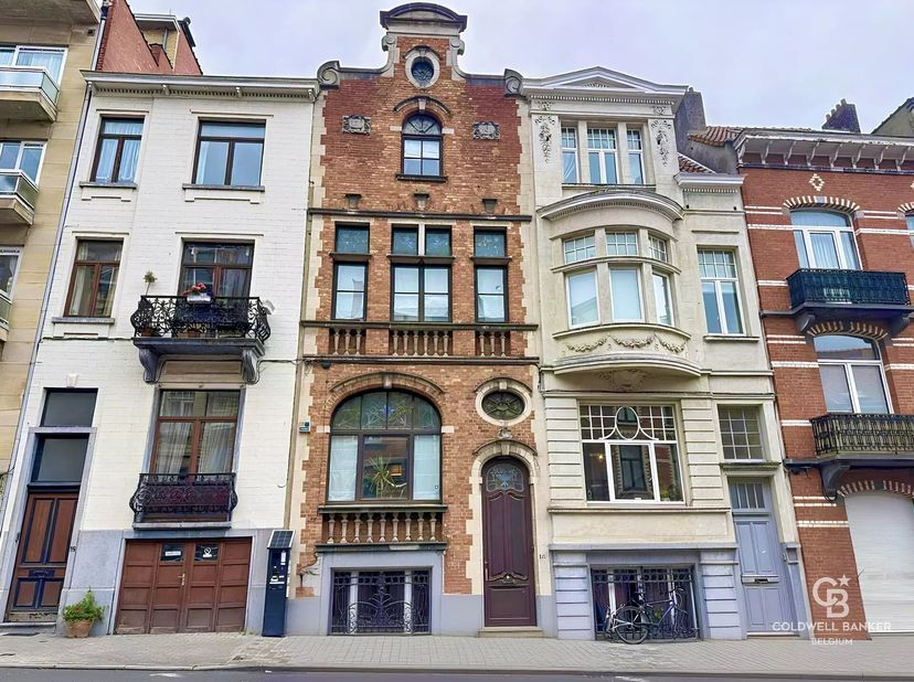 Maison de caractère +-258m² rénovée en 2018 et située à deux pas du parc du Cinquantenaire.<br />
Ce logement se compose comme suit:<br />
Au-rez-de-c
