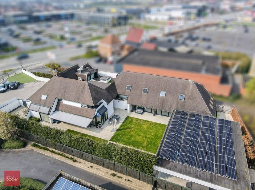 Ontvangstruimte met toonzaal/kantoren en kitchenette, grote vergaderruimte met bar, verschillende kantoorunits, woonst bestaande uit: Inkom, living, e
