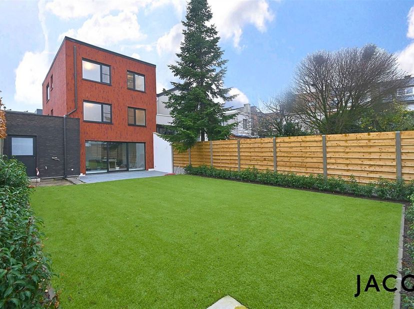 JACQ presenteert u graag dit stijlvol gerenoveerde gelijkvloers appartement, gelegen in een volledig vernieuwd en modern appartementsgebouw. Het pand