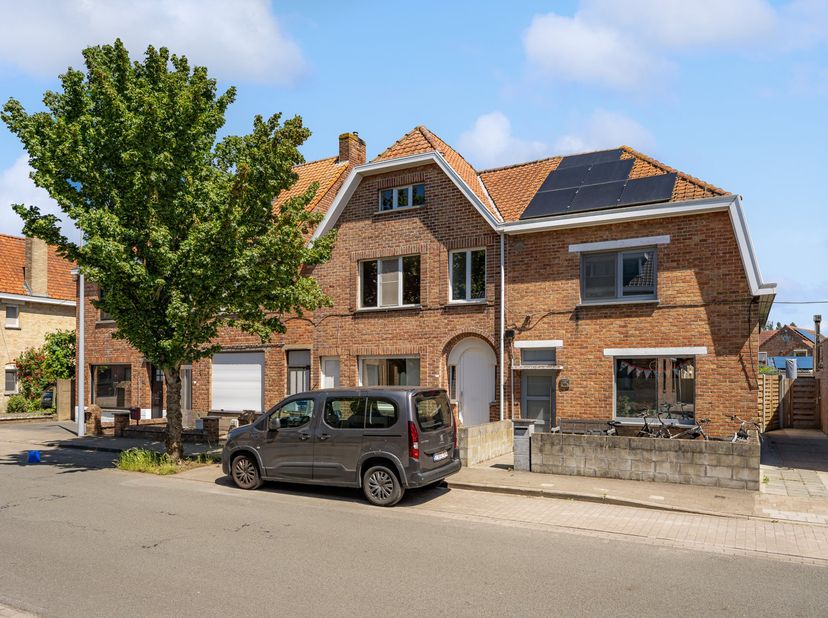 Sommige woningen bieden vooral ruimte. Andere vooral ligging. Deze woning combineert beide.<br />
<br />
Gelegen in een rustige, residentiële straat i