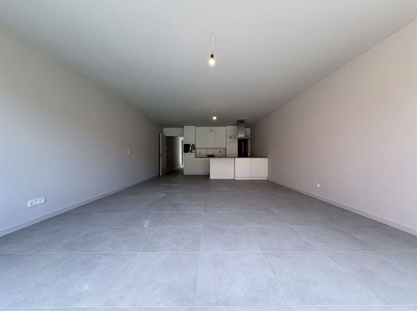 uim energiezuinig nieuwbouwappartement op het gelijkvloers  met 2 slaapkamers<br />
Ligging: Dit energiezuinige nieuwbouwappartement is centraal geleg