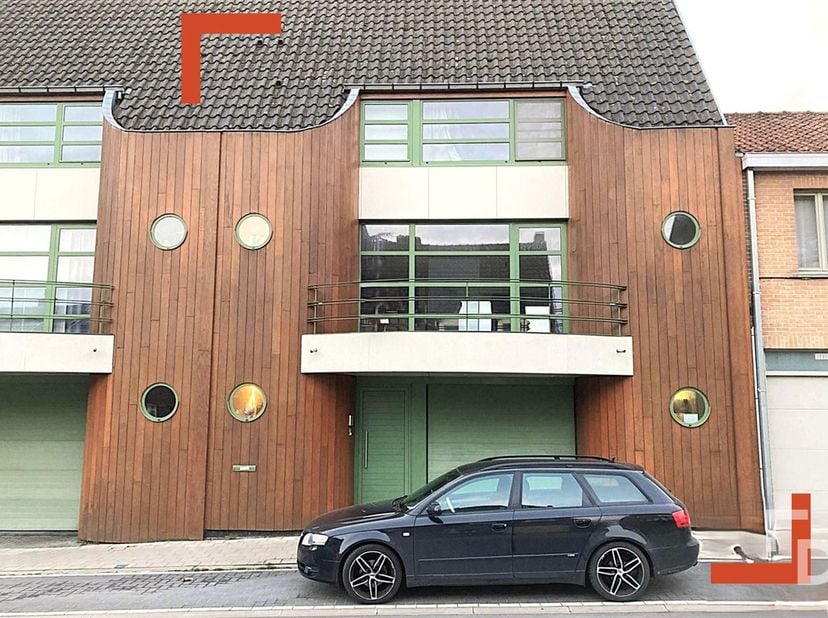 Deze ruime bel-etage heeft een zeer goede uitvalsbasis voor wie graag geniet van het stadsleven, maar toch rustig wil wonen. Het huis bevindt zich op
