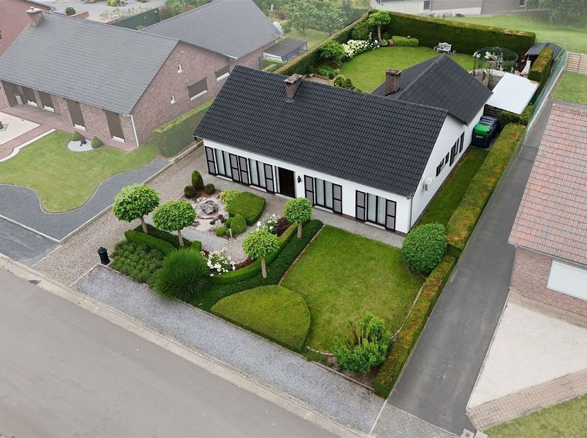 Landelijk gelegen charmante gezinswoning met 3 slaapkamers op een zonnig perceel van 6a<br />
<br />
Omgeving:<br />
+ Gelegen in het rustige en la
