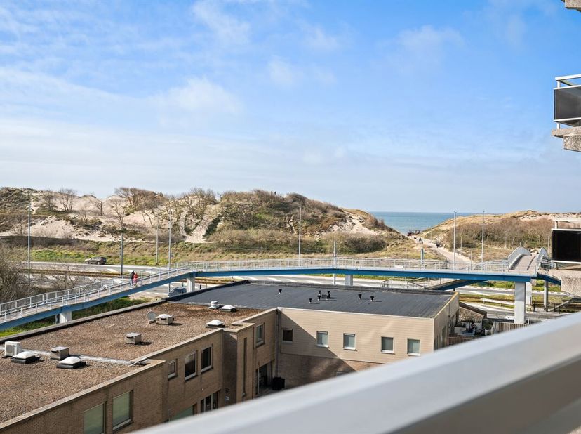 Droom je van een lichtrijk appartement met prachtige uitzichten én een centrale ligging?<br />
Dit ruime 1-slaapkamerappartement op de vijfde verdiepi