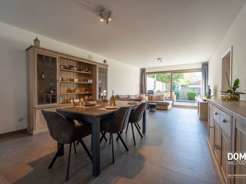 Dit ruim gelijkvloers appartement in Hasselt is een ideale woning voor wie op zoek is naar comfort en gemak. Het appartement is gelegen in een modern