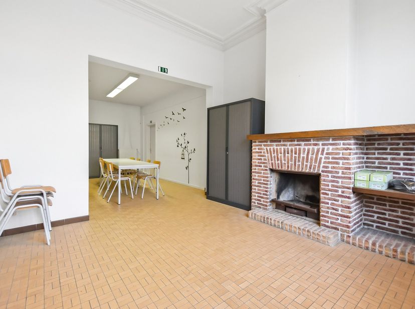 Ben je op zoek naar een ruime woning met eindeloze mogelijkheden in het centrum van Veurne? Dan is dit jouw kans! Deze te renoveren woning biedt een z