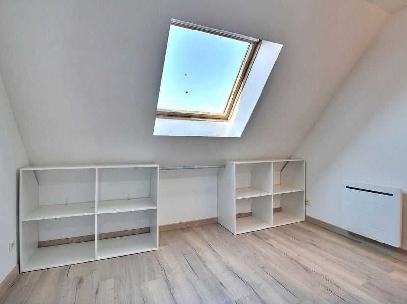 Appartement duplex comprenant living lumineux avec cuisine équipée, escalier apparent. Etage : 1 chambre et salle de bain. Parlophone, double vitrage,
