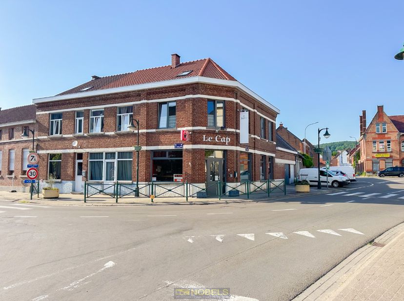 À vendre – Immeuble polyvalent comprenant un commerce et un logement spacieux, idéalement situé à Amougies !<br />
<br />
PROPRIÉTÉ POLYVALENTE compos