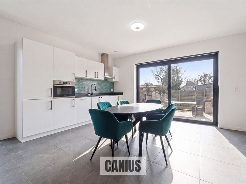 LANDELIJKE WONING MET 3 SLKS &amp; TUIN<br />
<br />
In het rustige &amp; groene Munsterbilzen, deelgemeente van de stad Bilzen-Hoeselt treffen wij de verka
