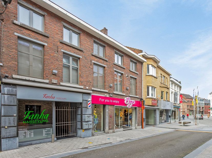 Bent u op zoek naar een ruim en instapklaar appartement in het centrum van Sint-Truiden? Dan is deze prachtig afgewerkte duplex van ongeveer 150 m² be
