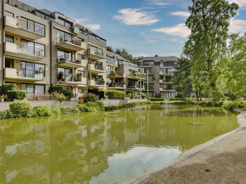 Riant appartement van 196m² met 4 slaapkamers, 2 badkamers en een schitterend terras te midden van groen en waterpartijen in Residentie "De Gulden Spo