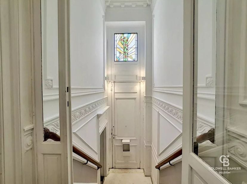 Vlakbij StéphaniePlein: dit prestigieuze herenhuis valt op door zijn ruime kamers, hoge plafonds en zeldzame lichtinval. De begane grond biedt drie aa