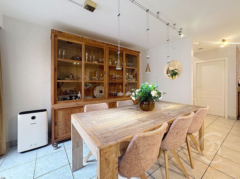 Deze verzorgde en centraal gelegen woning in Gistel, op korte afstand van scholen en winkels, biedt verrassend veel ruimte en comfort.<br />
Via de in