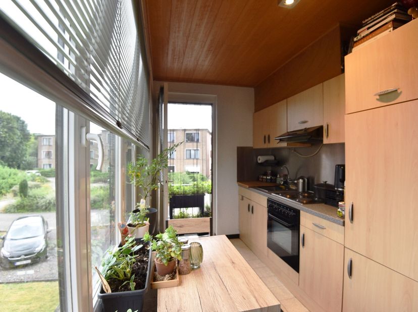 Rustig gelegen appartement gelegen op de eerste verdieping (126m²) met inkom, berging, apart toilet, living (31m²), keuken met koelkast en oven, 3 sla