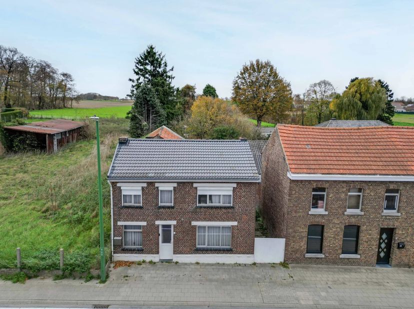 Deze woning ligt op de Steenweg in Gingelom, met alle voorzieningen dichtbij en de oprit van de E40 op slechts 8 minuten. De woning zelf biedt ook vee