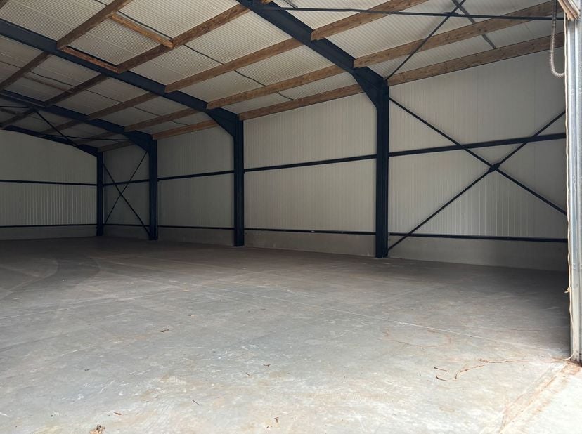 Entrepôts avec terrain à louer Senthout, Duffel<br />
<br />
Dans la zone rurale de Senthout à Duffel se trouve cette propriété polyvalente d'une su