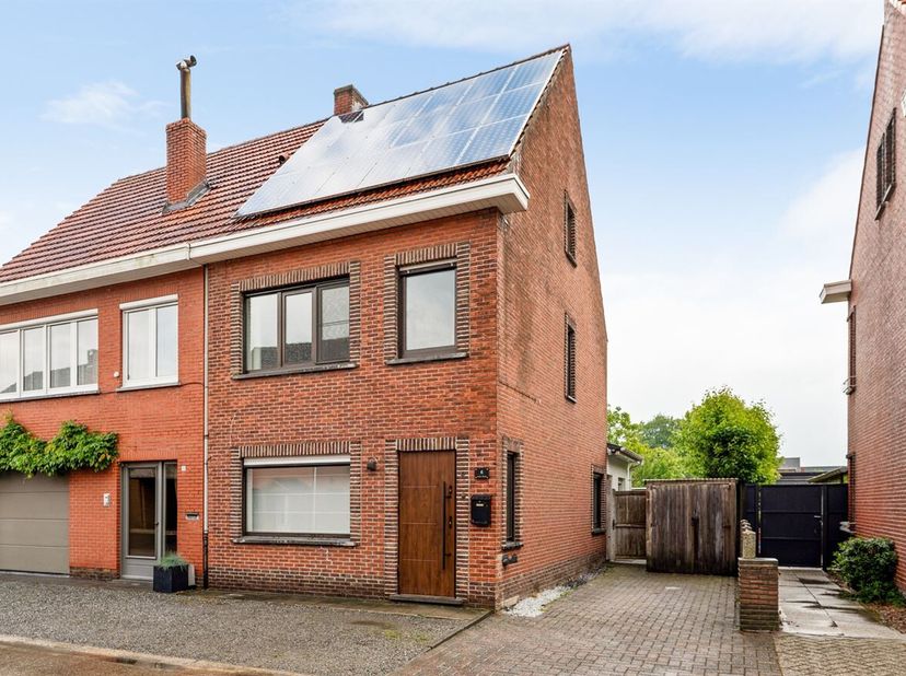 Rustig gelegen volledig vernieuwde energiezuinige gezinswoning met 3 slaapkamers <br />
De woning is rustig gelegen in de Emiel Verellenlaan, vlakbij