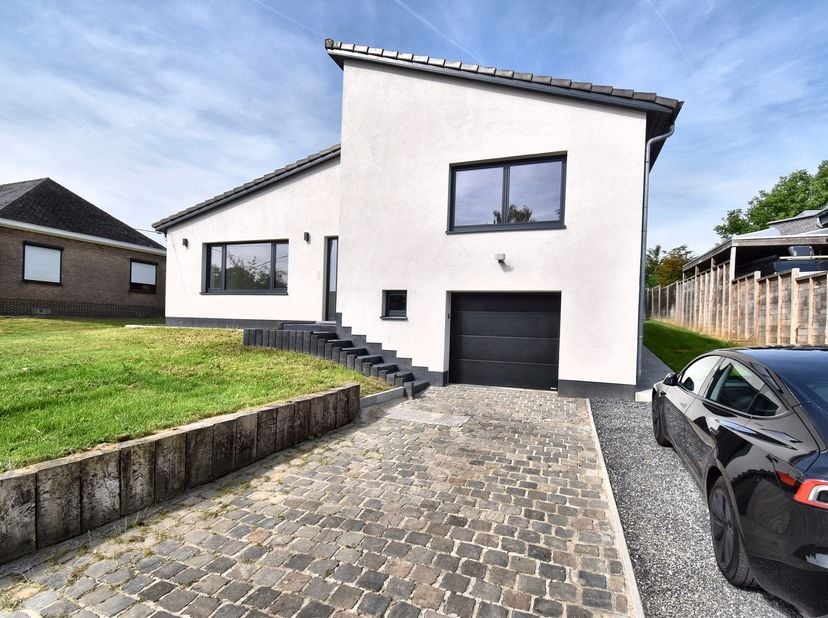 Gerenoveerde woning, ideaal gelegen in Overijse. De woning ligt in een rustige straat vlakbij winkels, restaurants en openbaar vervoer.<br />
Het huis