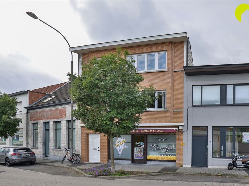 Wij bieden u deze zeer goed gelegen handelswoning aan met een handelsgelijkvloers van 115 m² en een woongedeelte van 94 m².<br />
Met het station en r