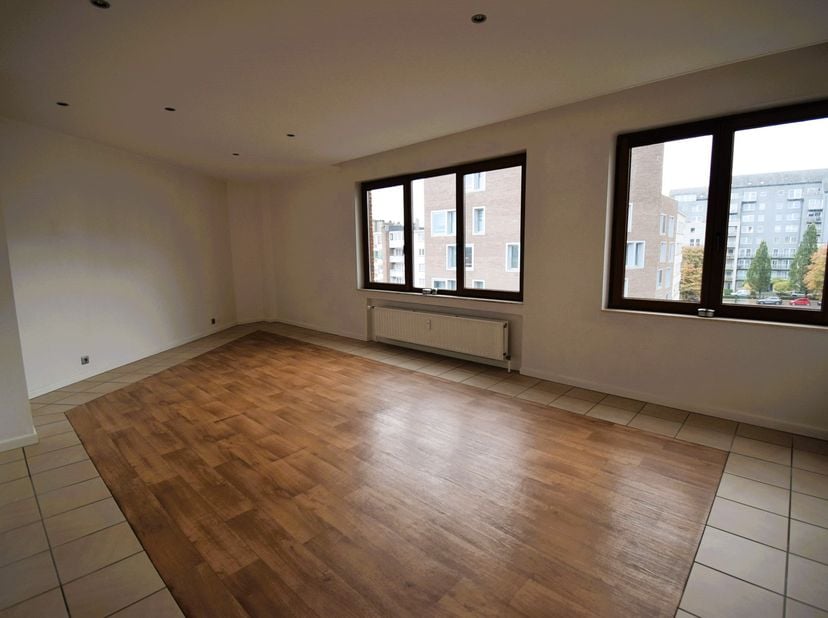 Appartement (80 m²) met 2 slaapkamers , een terras van 5m² en een kelder. Het appartement bevindt zich in zeer goede staat (nieuwe keuken en vernieuwd