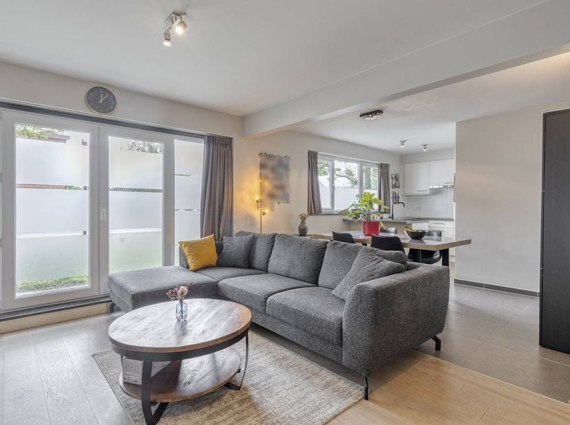 In de Heerweg-Zuid te Gent (Zwijnaarde) bevindt zich dit instapklaar 2-slaapkamerappartement uit 2011.  Met maar liefst 92,7 m² bruto-oppervlakte (of