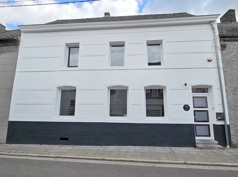 SOUS-OPTION PLUS DE VISITESPrix: Offre à partir de 190.000 euros, frais d'agence non inclus et à charge de l'acquéreur. <br />
<br />
Grande maison