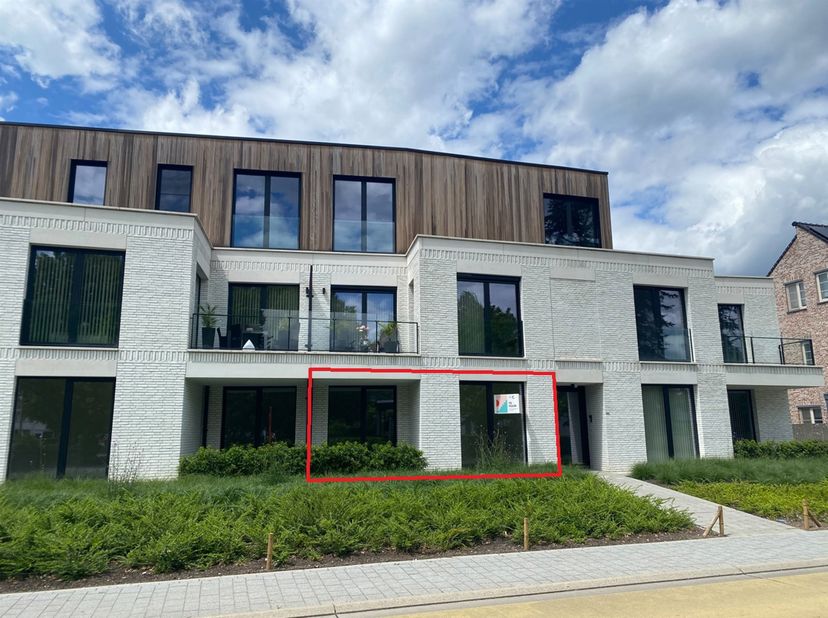 Dit knappe nieuwbouw appartement is gelegen op het gelijkvloers en je kan hier zowel aan de voorzijde op het terras als aan de achterzijde in de tuin