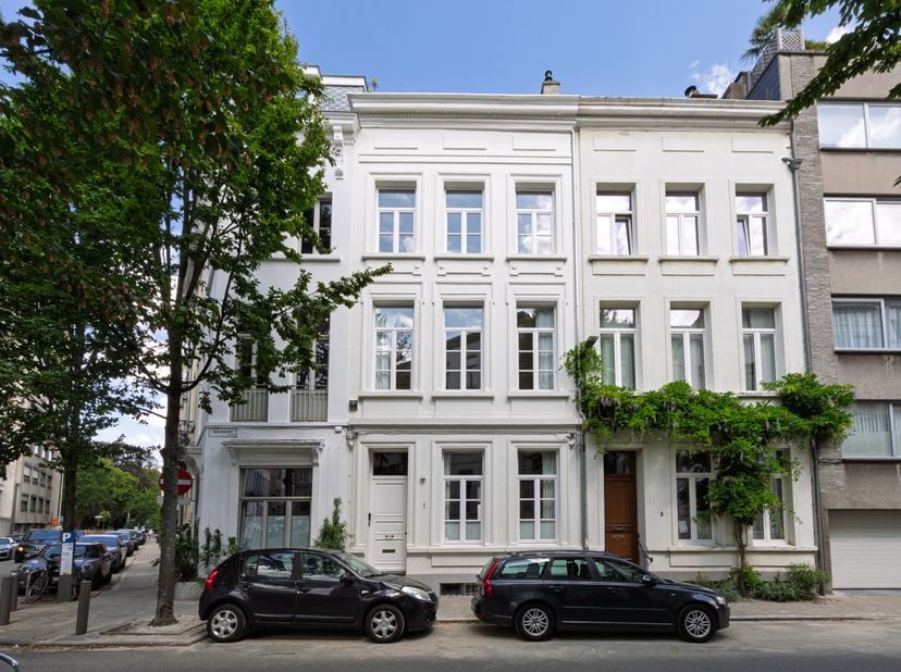 Située dans la Van Noortstraat, une élégante rue du XIXᵉ siècle à proximité du Stadspark, cette maison de maître a été entièrement rénovée en 2025. Cr