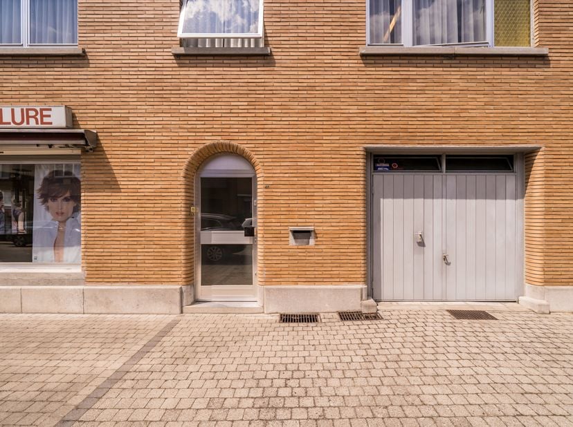 Handelsruimte of zeer grote woning met potentieel (300m²) met eventueel handelsruimte <br />
Indeling: <br />
gelijkvloers: handelsruimte met apart to