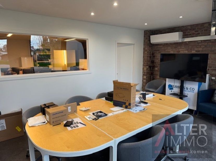 Gerenoveerd kantoor ca. 60m² in bedrijfspand op top locatie!<br />
<br />
Deze gelijkvloerse kantoorruimte bevindt zich in een ruim kantoorgebouw gele