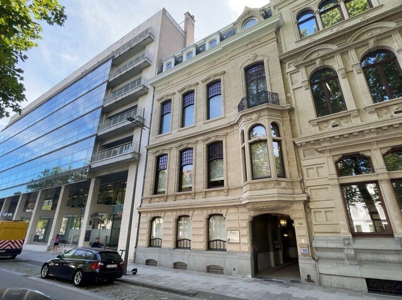 560m² de bureaux dont 195m² de bureaux au rez-de-chaussée, 280m² à l'étage et 85m² de parties communes<br />
Emplacement : accès facile à R1/E19/E34 e