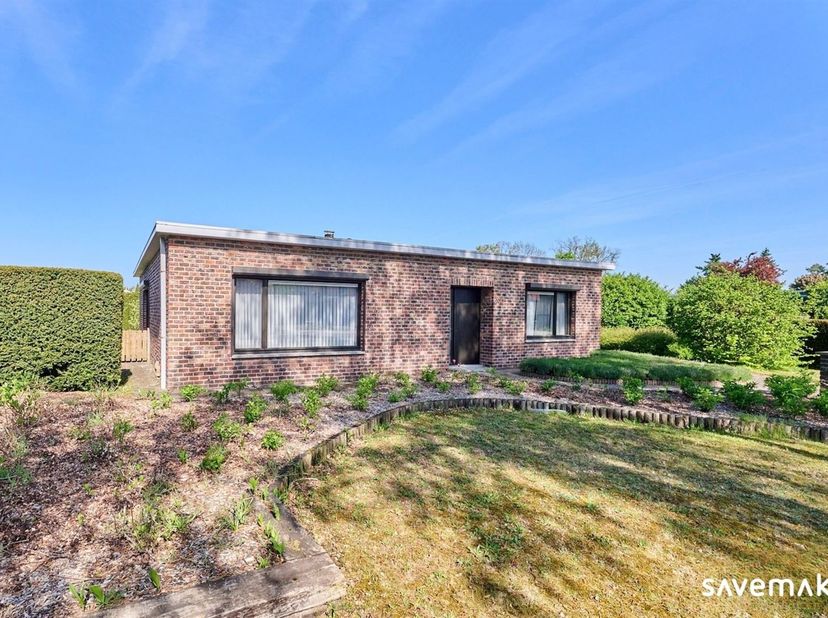 Deze gelijkvloerse woning is gelegen in de mooiste laan van Leopoldsburg.<br />
<br />
U zal merken dat je hier zonder enige (renovatie)zorgen kan i