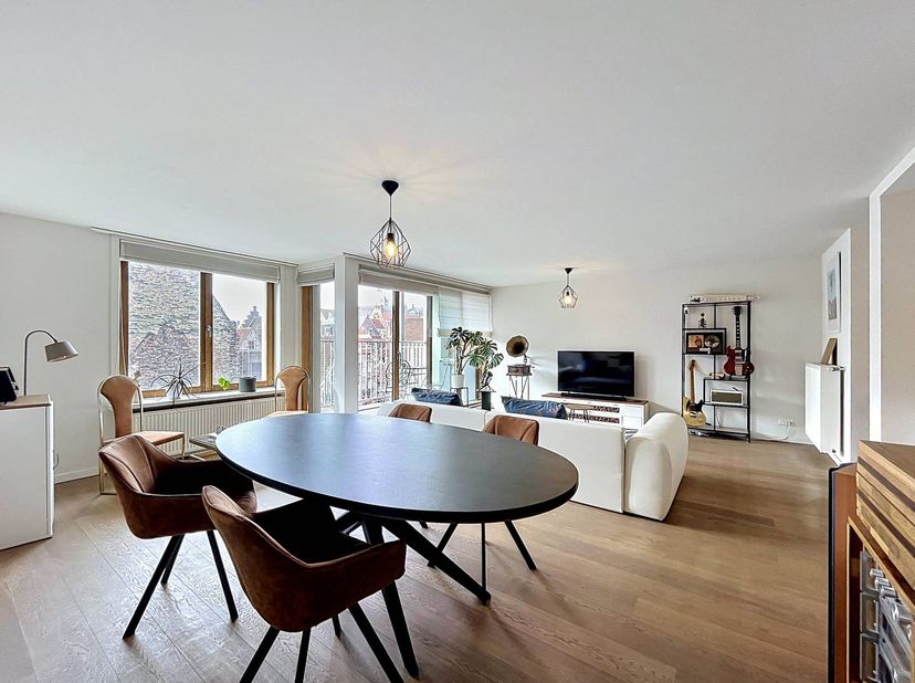 Ruim en lichtrijk 2-slaapkamerappartement met terras en garagebox in hartje Brugge<br />
<br />
Op een absolute toplocatie in het historische centrum
