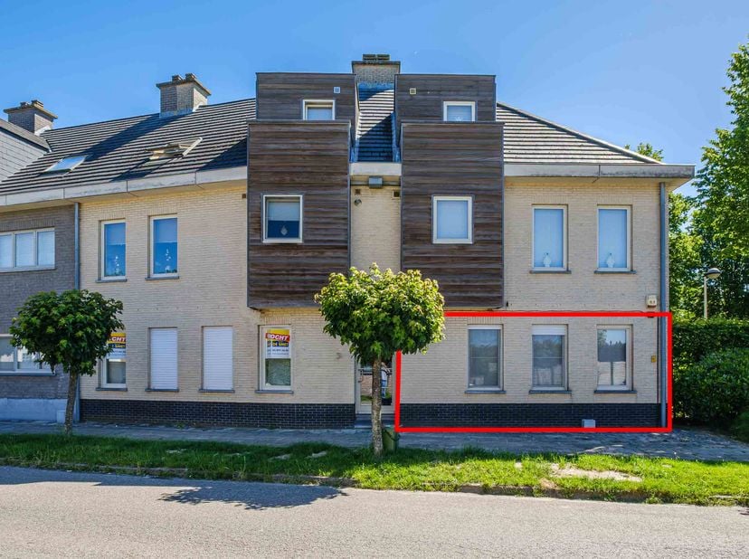 INSTAPKLAAR GELIJKVLOERS APPARTEMENT MET TUIN -<br />
<br />
In uitstekende staat.<br />
Bestaande uit inkom, leefruimte, keuken, berging, badkamer, a