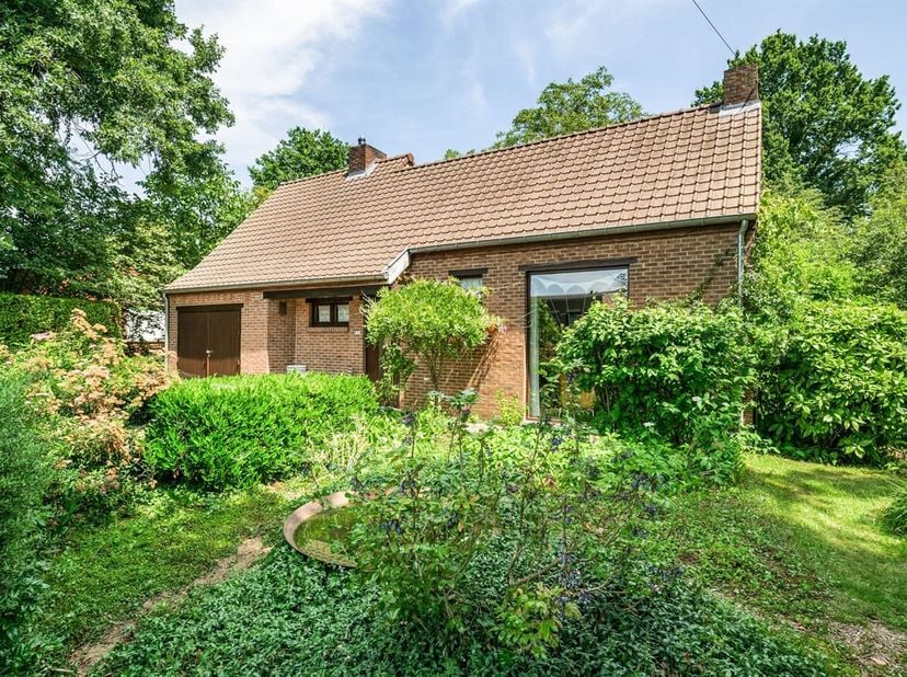 Prachtig gelegen woning met zonnepanelen<br />
Deze vrijstaande woning is gelegen op een groen hoekperceel in een rustige, landelijke omgeving te Olen