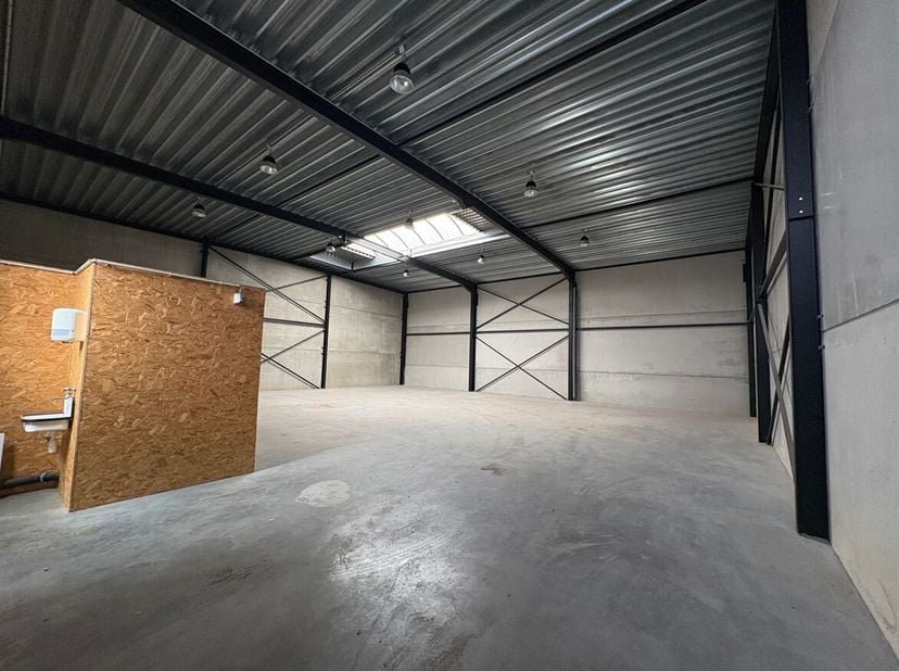 Unit in Business park te Dendermonde te huur<br />
Ligging: Gelegen op de Mechelsesteenweg te Dendermonde, op en goed bereikbare locatie nabij het cen