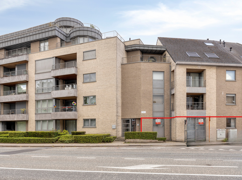 Bent u op zoek naar een ruim en instapklaar appartement op een uitstekende locatie in Aalst? Dan is dit gelijkvloers appartement gelegen te Parklaan b