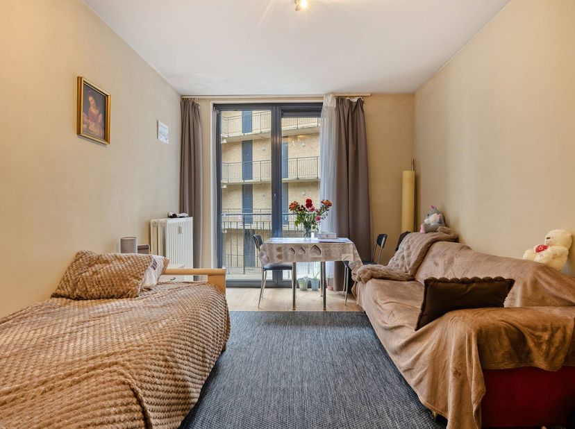 Op zoek naar een slimme vastgoedbelegging in hartje Brussel? Deze studio aan de Sint-Laurensstraat 2 is een absolute buitenkans. De toplocatie spreekt