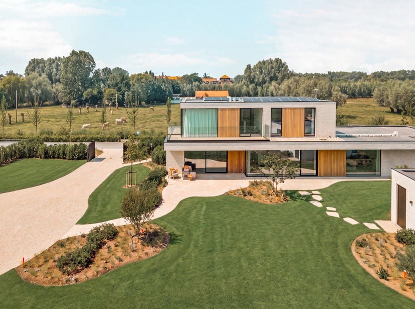 High-end villa met 4 slaapkamers en 3 badkamers te Nieuwpoort-Bad<br />
<br />
Op een uitzonderlijk perceel van 2.342 m² bevindt zich deze exclusieve