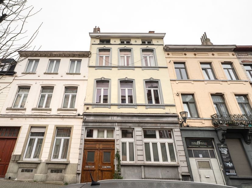 Ce triplex de ±120 m² séduit par son esprit loft, ses volumes entièrement ouverts et son organisation sur trois niveaux. Situé au rez-de-chaussée, <br
