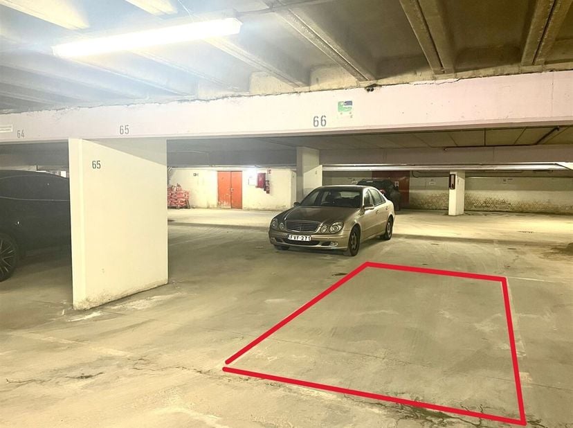 Parkeerplaats vlakbij de Meir, Centraal Station en gelegen in de Diamantwijk<br />
Locatie: In de Appelmansstraat, een zijstraat van de Keyserlei en g