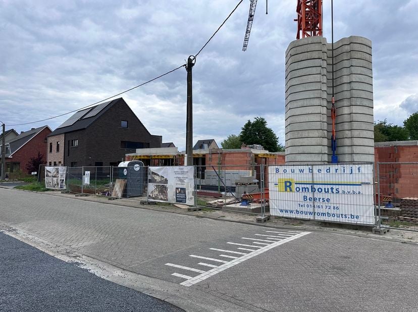 In de Larenstraat 51 te Beerse vindt u deze ruime nieuwbouwwoning op een rustige ligging, met een vlotte verbinding naar winkels, scholen en invalsweg