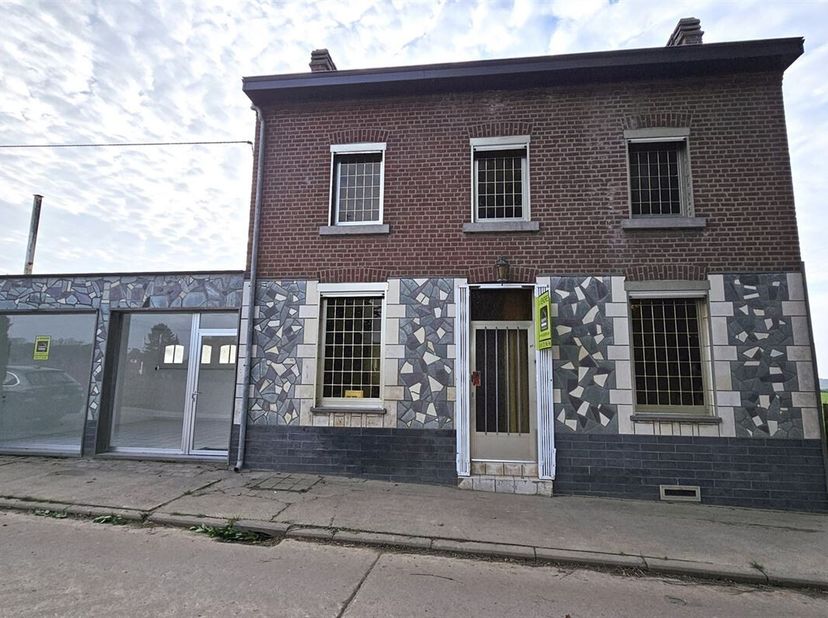 Prix: Offre à partir de 160.000 euros, frais d'agence non inclus et à charge de l'acquéreur.<br />
Maison 4 façades à rénover comprenant: <br />
Sous-