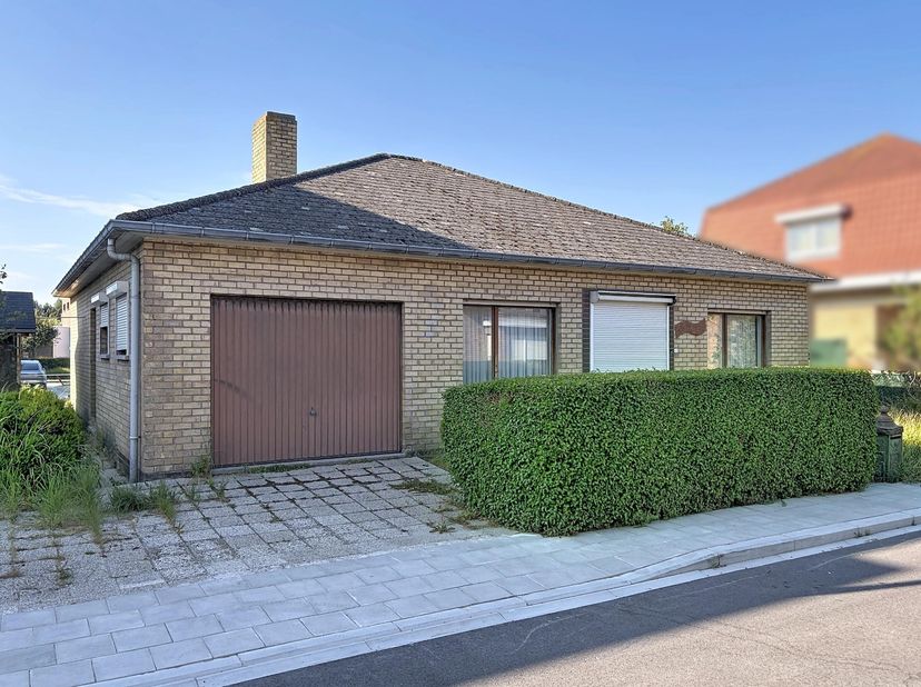 BUNGALOW MET GARAGE AAN DE KUST - <br />
<br />
Deze alleenstaande bungalow, gebouwd in 1976, is gelegen op een rustige locatie in de kustgemeente Mid