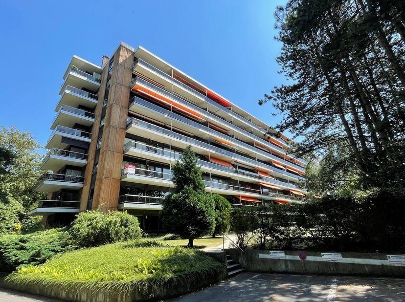 Situé au troisième étage de la Nieuwelaan à Strombeek-Bever, cet appartement offre un espace de vie accueillant et confortable de 87 mètres carrés. À