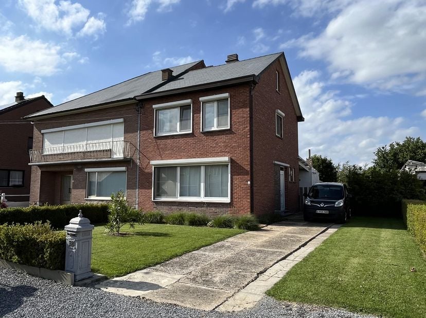 INSTAPKLARE GERENOVEERDE WONING - OP CIRCA 10ARE - IN EEN KINDVRIENDELIJKE BUURT<br />
<br />
Grond oppervlakte: 10 are 13 ca<br />
2 slaapkamers, 1 l