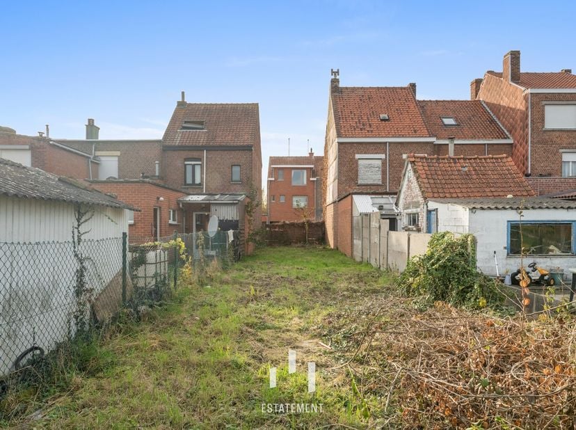 In het hart van Wervik bevindt zich deze bouwgrond met een totale oppervlakte van 325 m².<br />
Wie wenst te bouwen in een centrale en tegelijk rustig