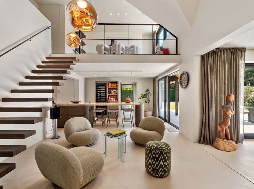 Découvrez cette villa d'exception, entièrement rénovée en 2024 avec le souci du détail, du luxe et du confort de vie contemporain. Grâce à des finitio
